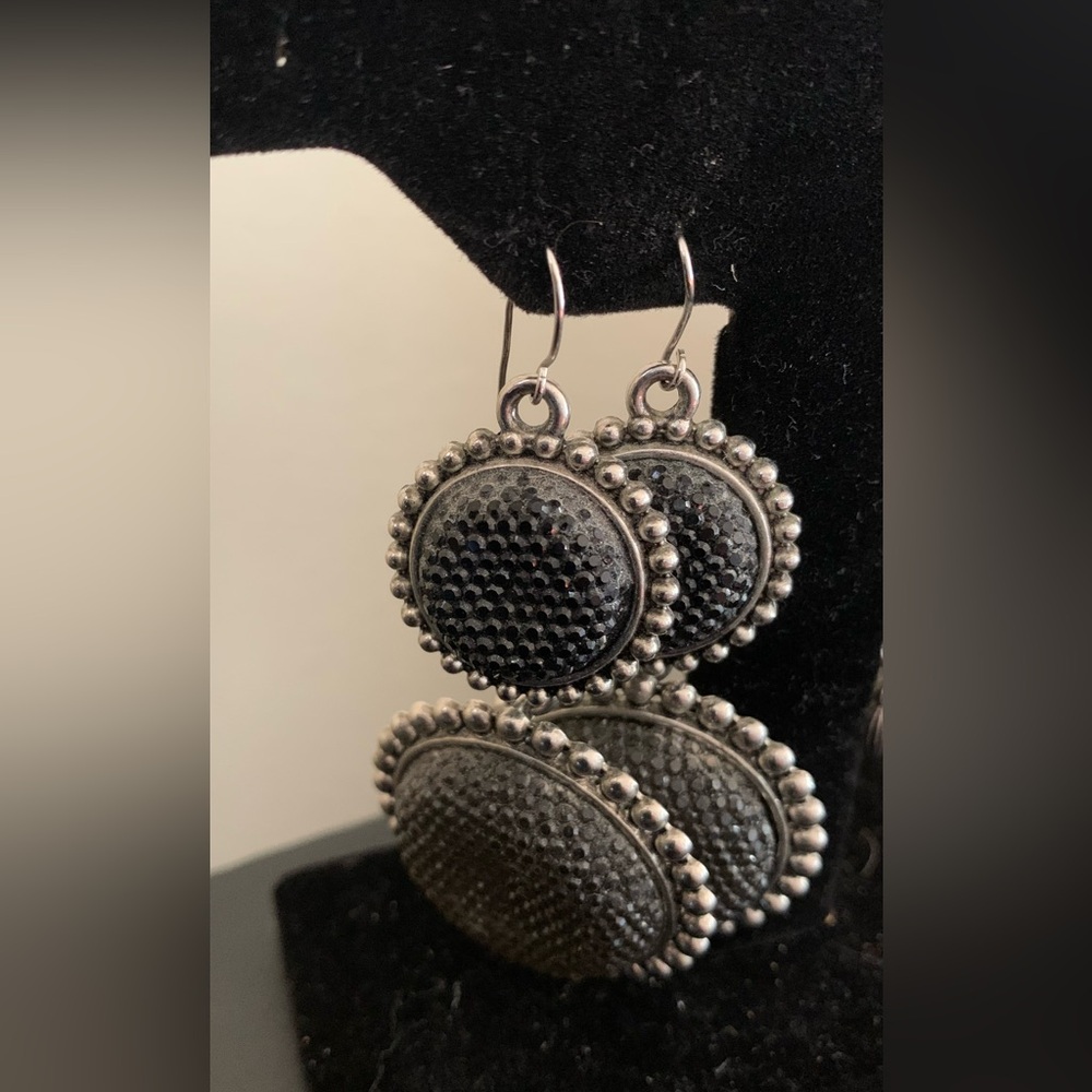 Set of Six Pairs of Elegant Assorted Earrings🩷.No missing rhinestones or beads. - Picture 5 of 7